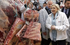 Die Präsidentschaftskandidatin des Front National, Marine Le Pen, bei einem Wahlkampfauftritt auf einem Markt am 25. April in Paris. dpa